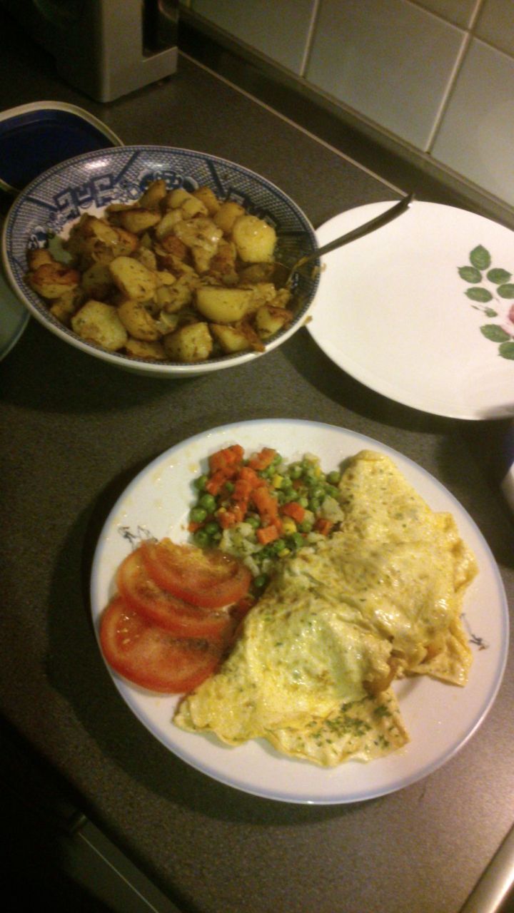 Bratkartoffeln, Quark, Eieromelette und Gemüse