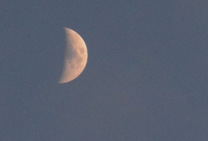 Moon picture in bad quality and lots of image noise