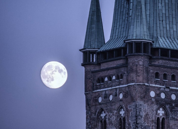 St. Petri Kirche Lübeck und Mond