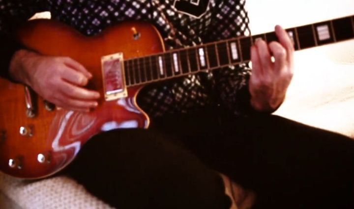 Playing a chord progression on my Guild Bluesbird guitar with AmpliTube 5