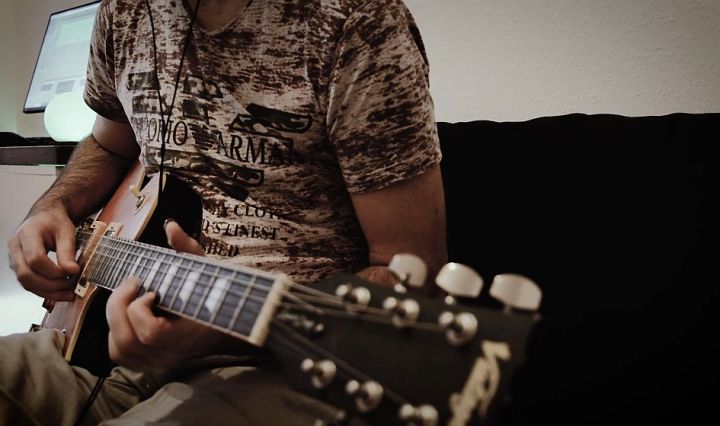 playing my lemon drop guitar