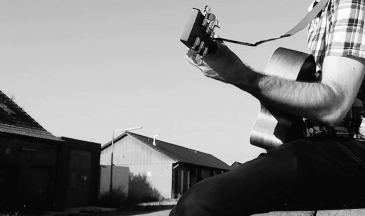 guitar thumbnail from the side